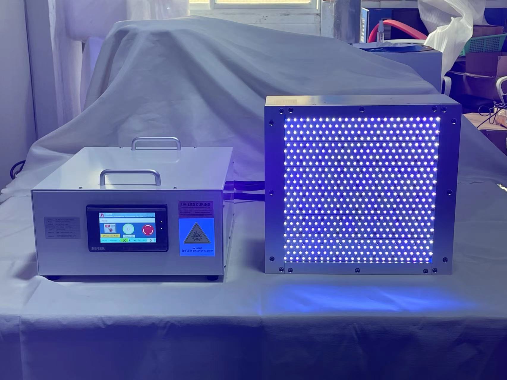Studio della sorgente luminosa a LED UV
